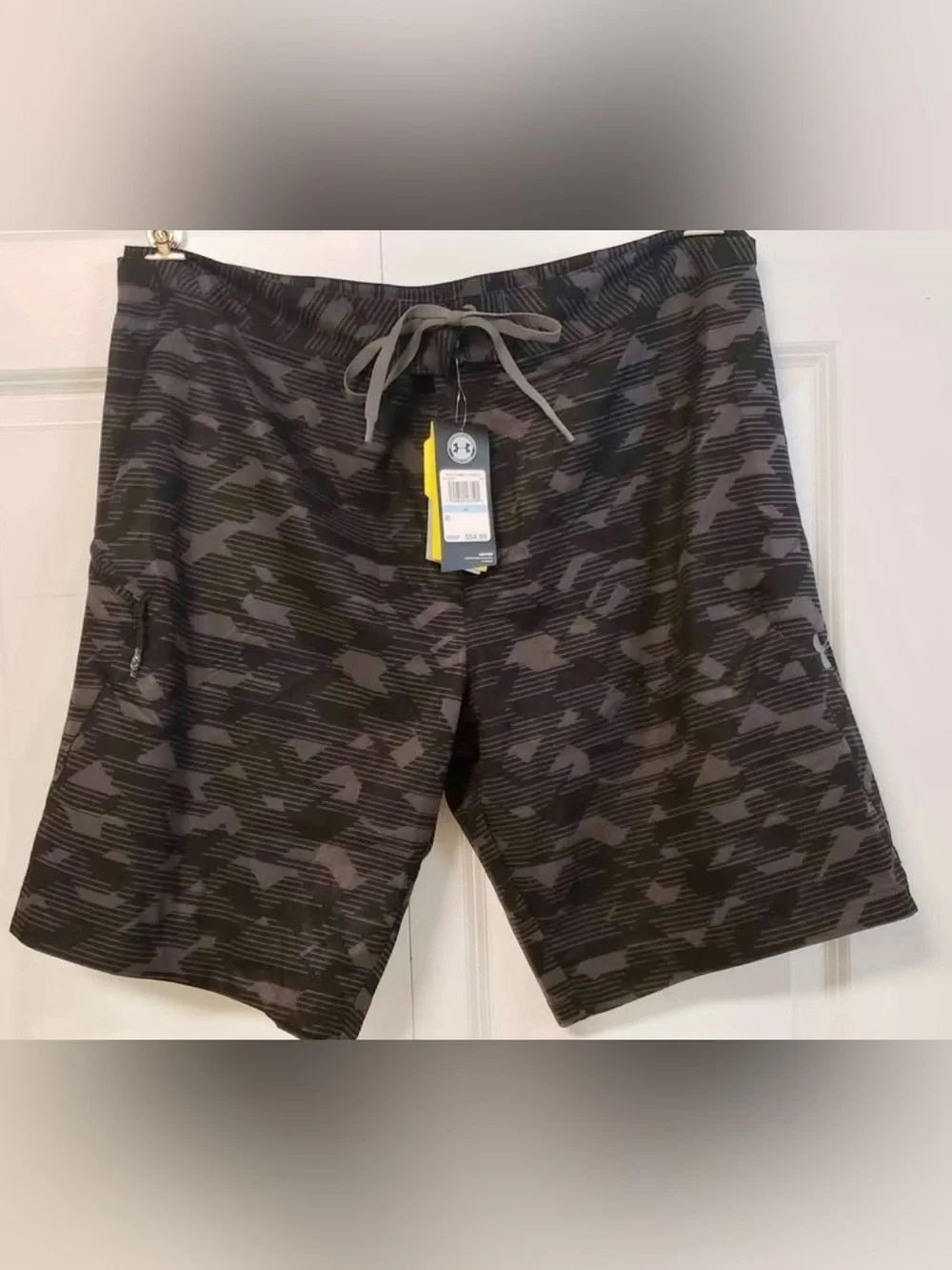 New Under Armour Men's Swim Trunks--size 40